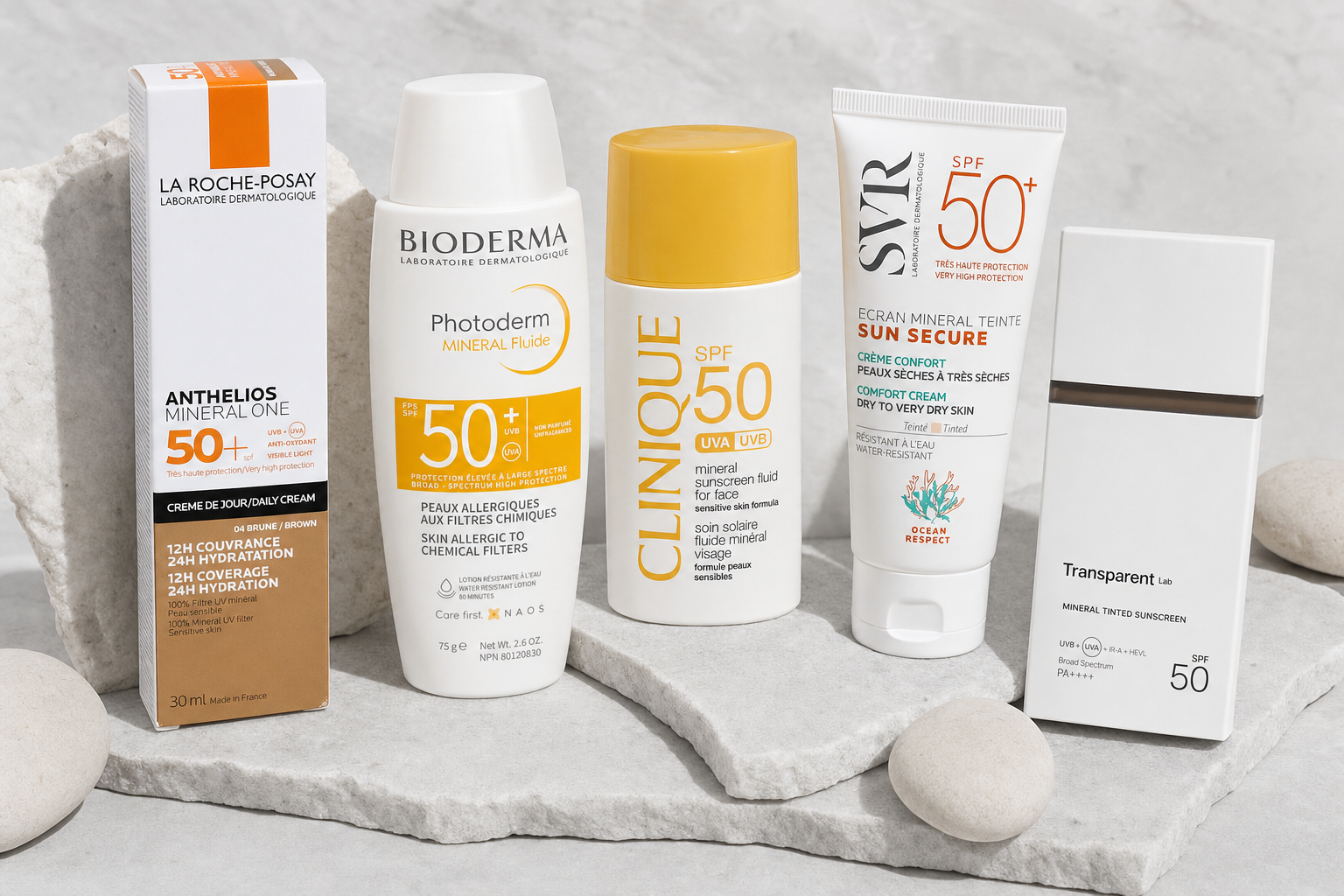 Cinq crèmes solaires minérales visage SPF50 sur fond de pierre claire